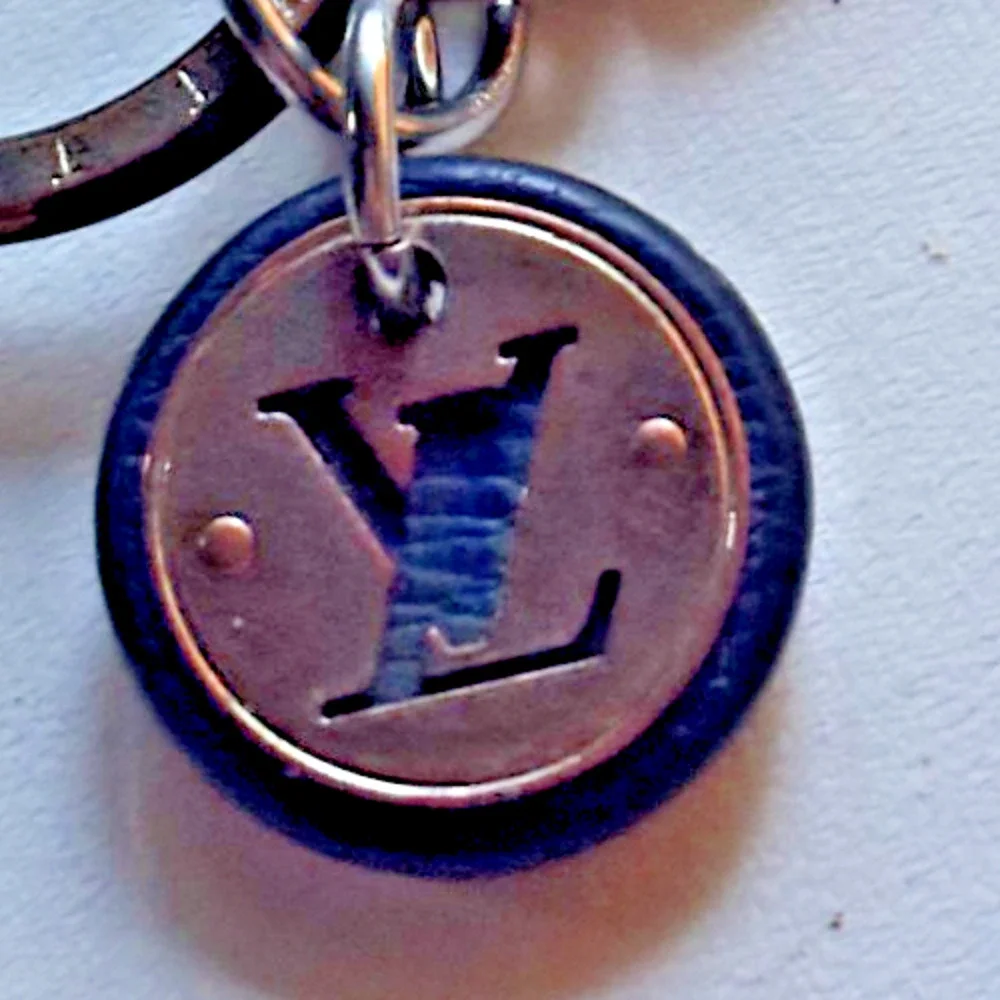 Louis Vuitton M67362 LV Cut Circle Key Ring Holder Silver Bag Charm Keychain
